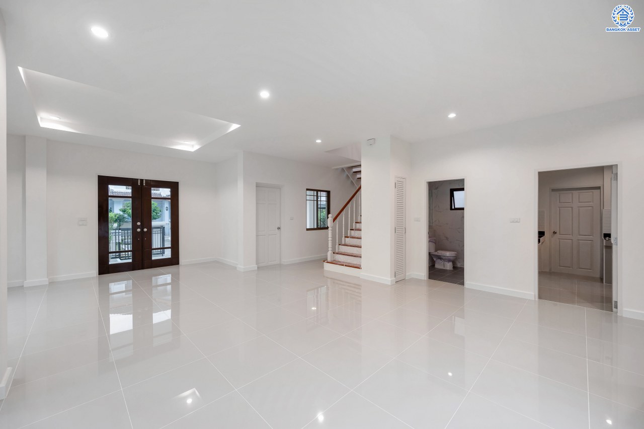 บ้านมือสองตกแต่งใหม่ จากแบรนด์ Sansiri โครงการ เศรษฐสิริ วงแหวน-สุขาภิบาล2 บ้านเดี่ยวหลังมุม เนื้อที่ 70.10 ตร.ว. พื้นที่ใช้สอย 166.20 ตร.ม. ฟังก์ชัน 3 ห้องนอน 3 ห้องน้ำ 1 ห้องแม่บ้าน 2 ที่จอดรถ ติดถนนใหญ่เสรีไทย ใกล้จุดขึ้นทางด่วน "วงแหวน-กาญจนาภิเษก" และ ใกล้รถไฟฟ้าสายสีชมพู "สถานีนพรัตน์"...